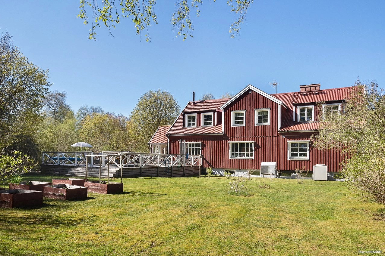 Bo och driv verksamhet i populära Åsljunga – B&B och ställplatser