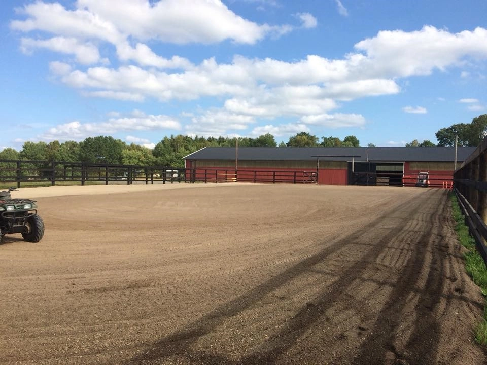 Hästgård med ridhus, 18 boxplatser och gäststugor – Verksamhet och familjeliv i harmoni med naturen!