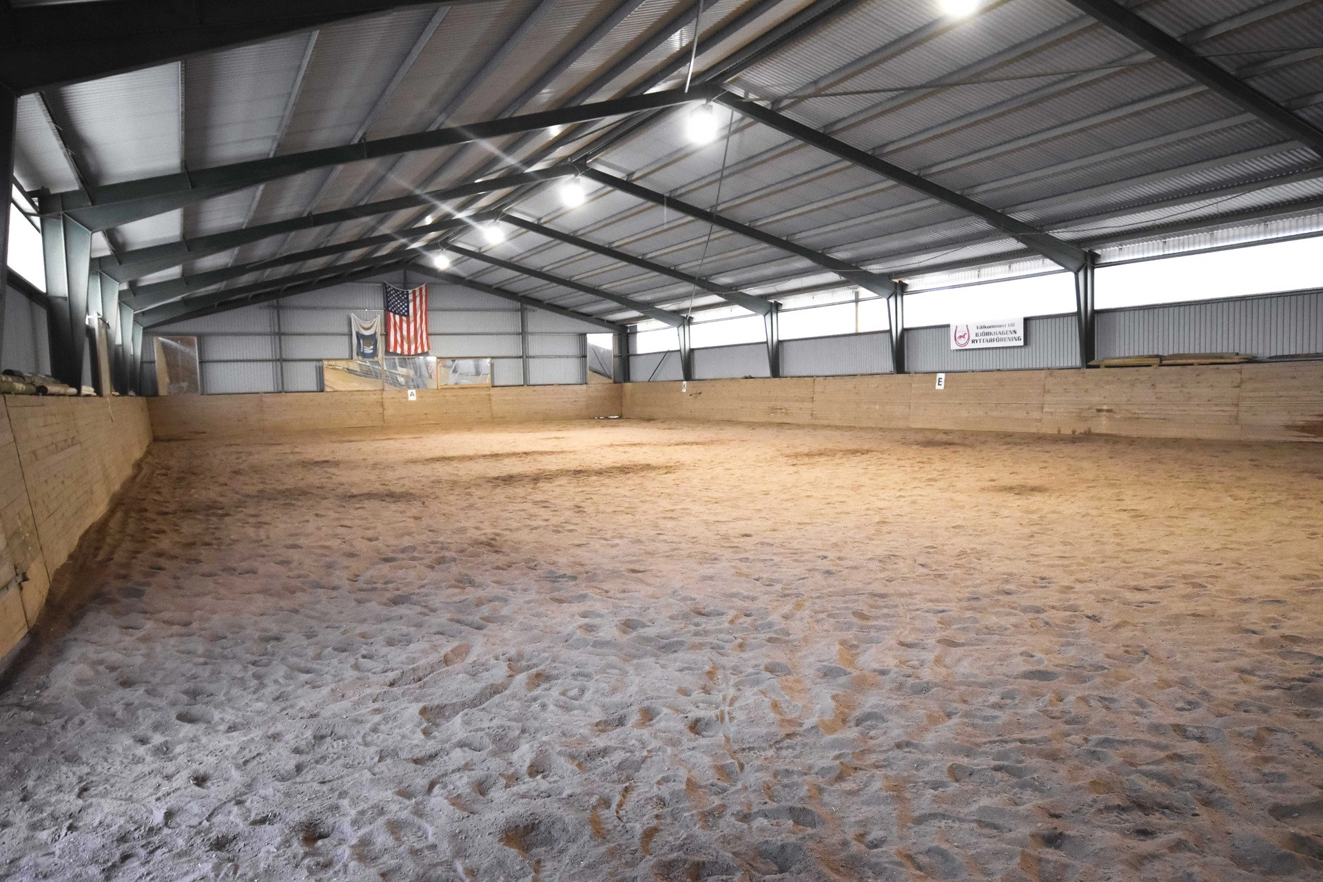 Hästgård med ridhus, 18 boxplatser och gäststugor – Verksamhet och familjeliv i harmoni med naturen!