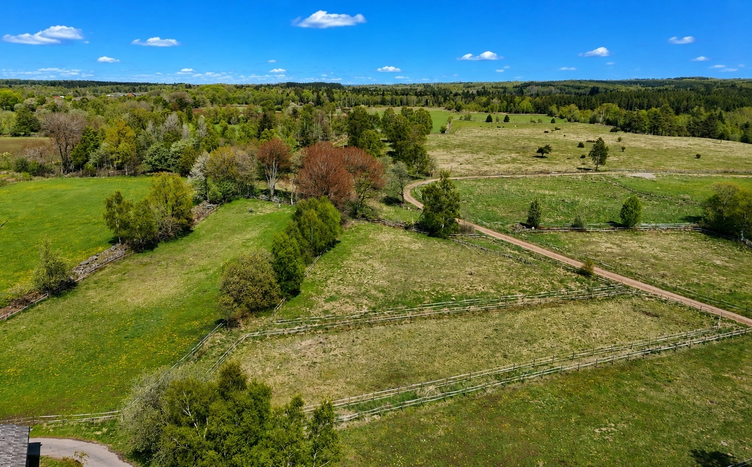 Komplett häst- och träningsanläggning i naturnära miljö utanför Båstad