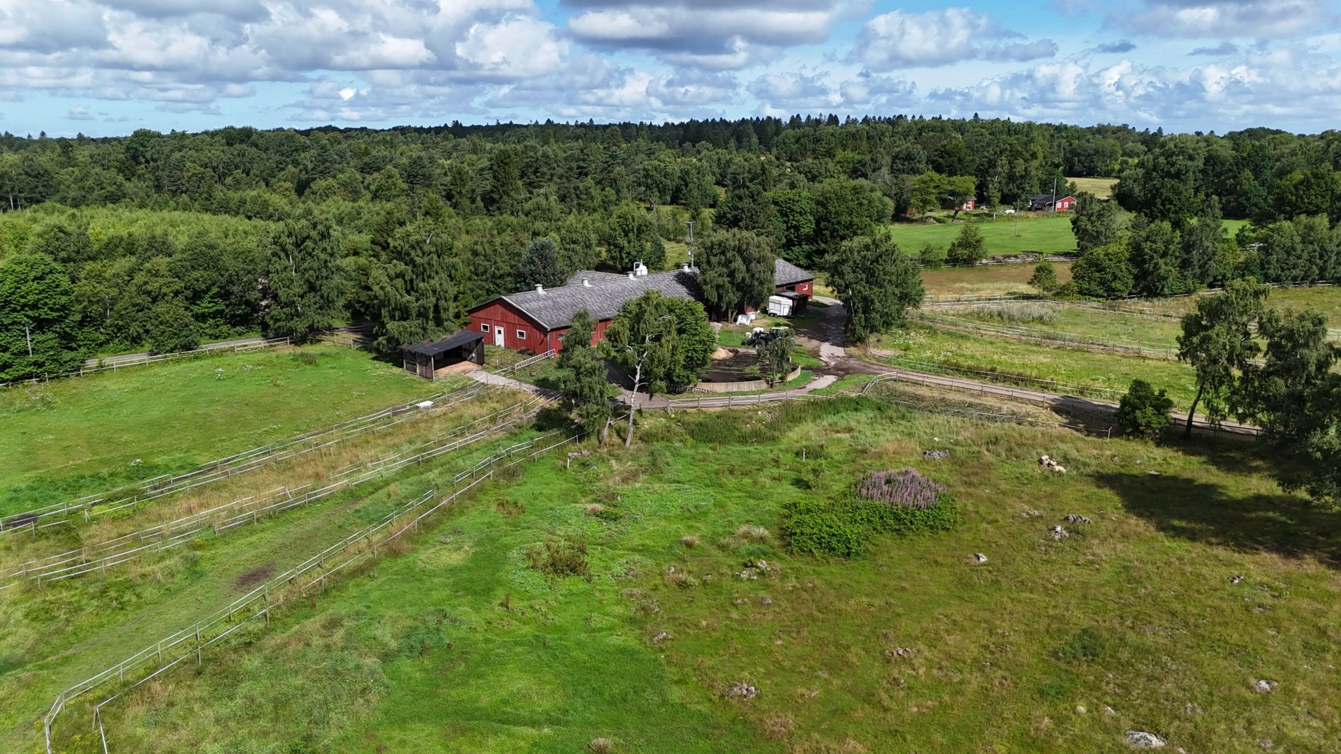 Komplett häst- och träningsanläggning i naturnära miljö utanför Båstad