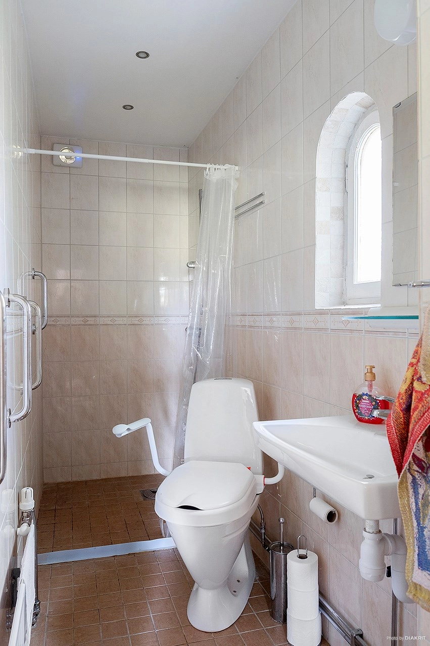 Välbevarad tegelvilla med vackra originaldetaljer och genuin känsla
