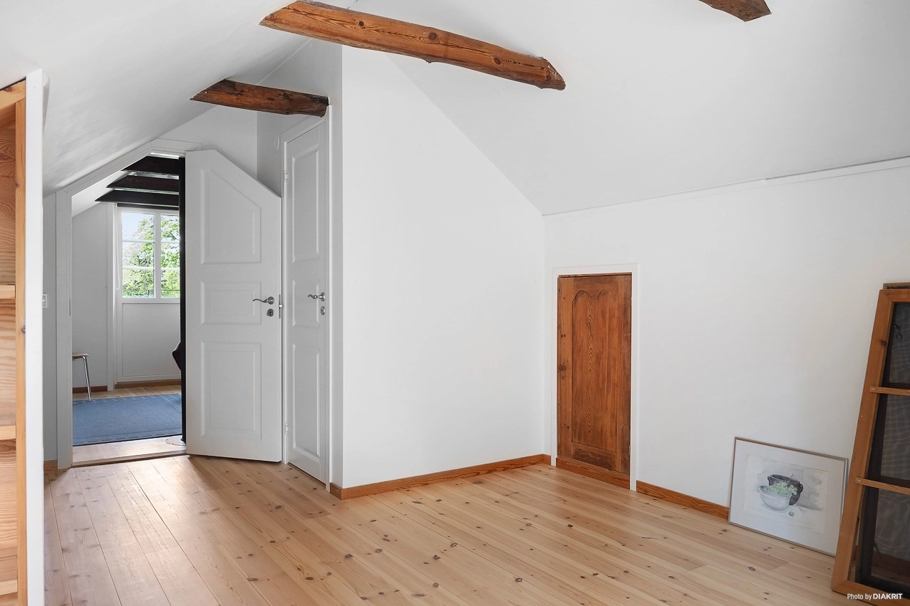 Smakfullt renoverad hästgård med separat lägenhet, idyllisk trädgård och välplanerad hästanläggning