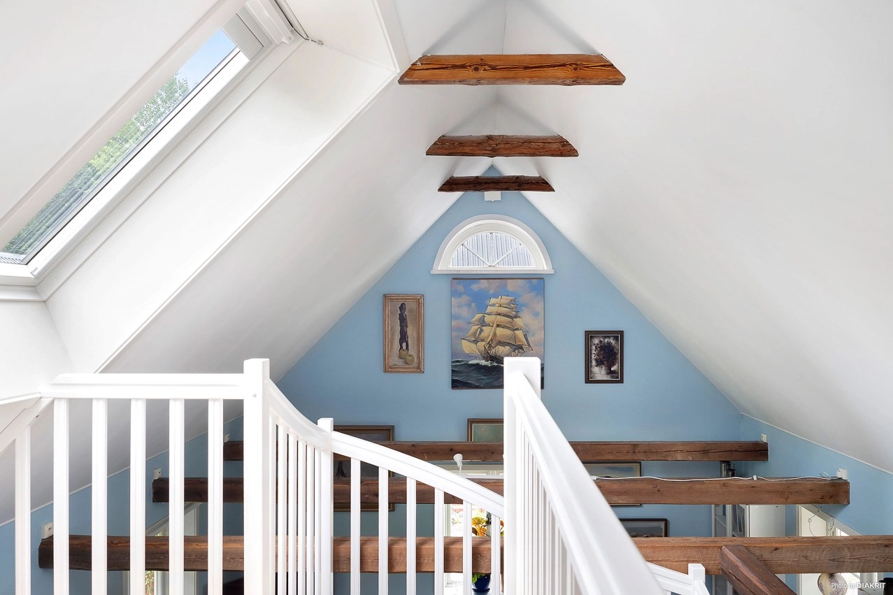 Smakfullt renoverad hästgård med separat lägenhet, idyllisk trädgård och välplanerad hästanläggning
