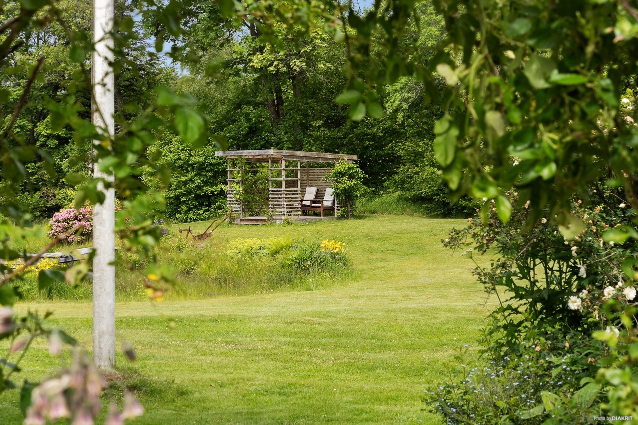 Smakfullt renoverad hästgård med separat lägenhet, idyllisk trädgård och välplanerad hästanläggning