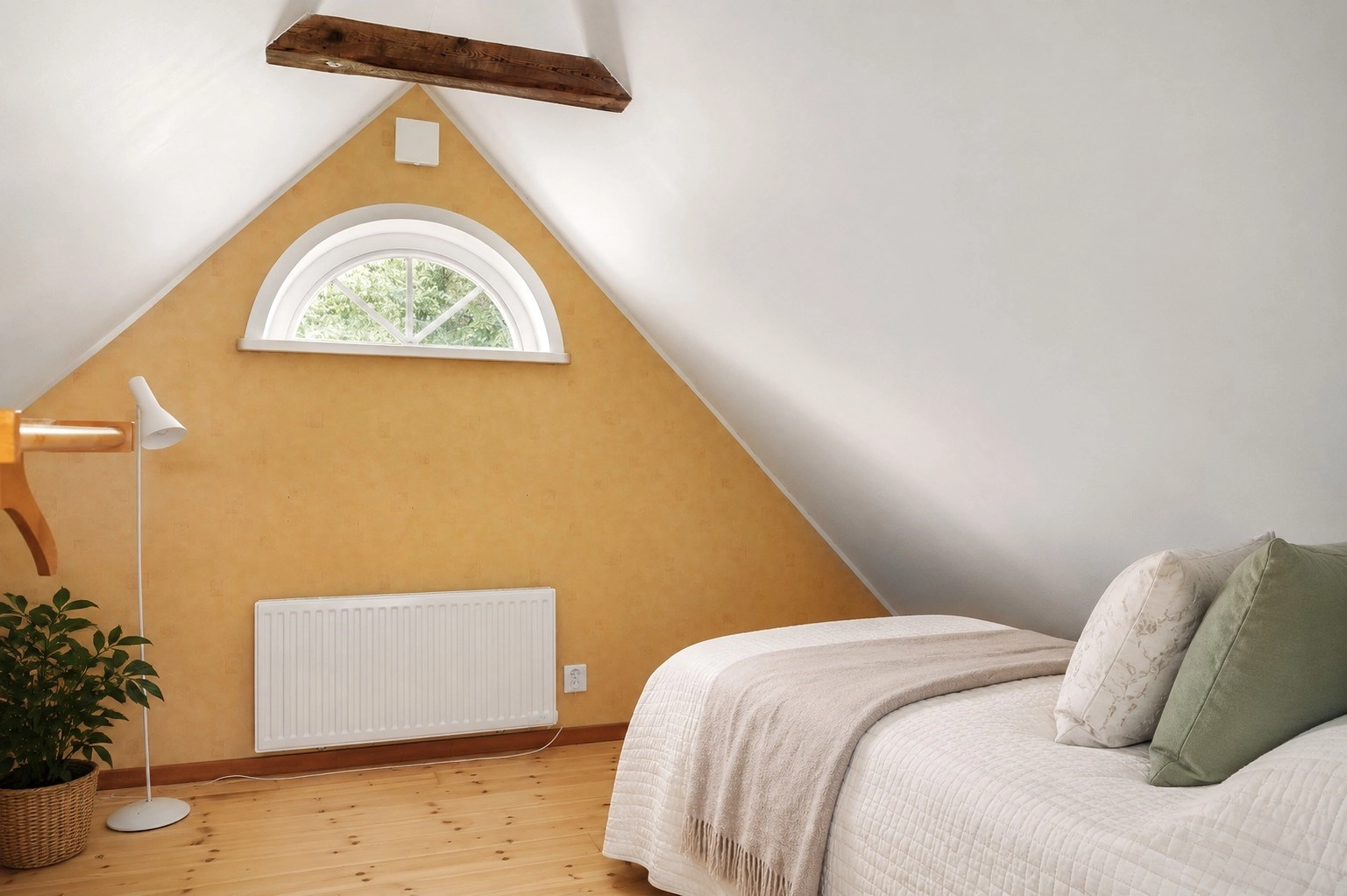 Smakfullt renoverad hästgård med separat lägenhet, idyllisk trädgård och välplanerad hästanläggning