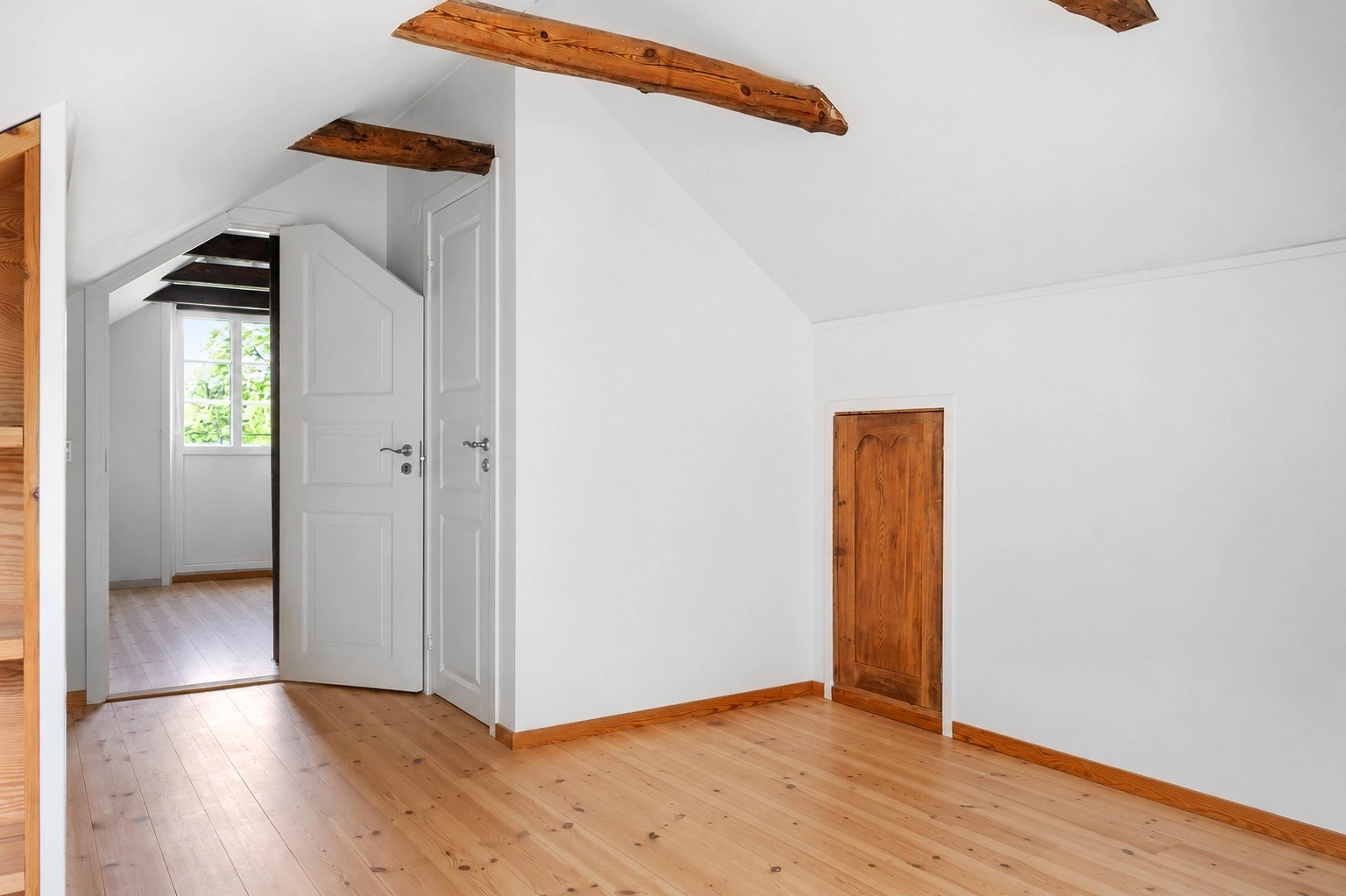 Smakfullt renoverad hästgård med separat lägenhet, idyllisk trädgård och välplanerad hästanläggning