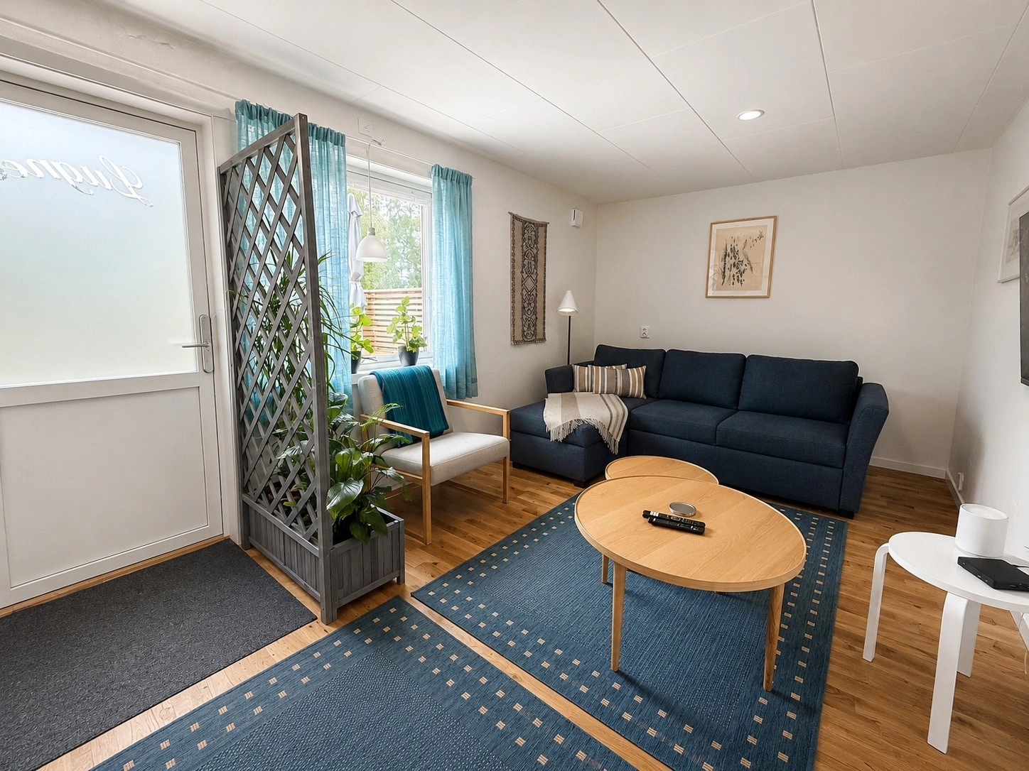 Smakfullt renoverad hästgård med separat lägenhet, idyllisk trädgård och välplanerad hästanläggning