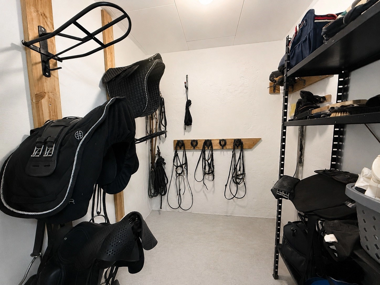 Smakfullt renoverad hästgård med separat lägenhet, idyllisk trädgård och välplanerad hästanläggning