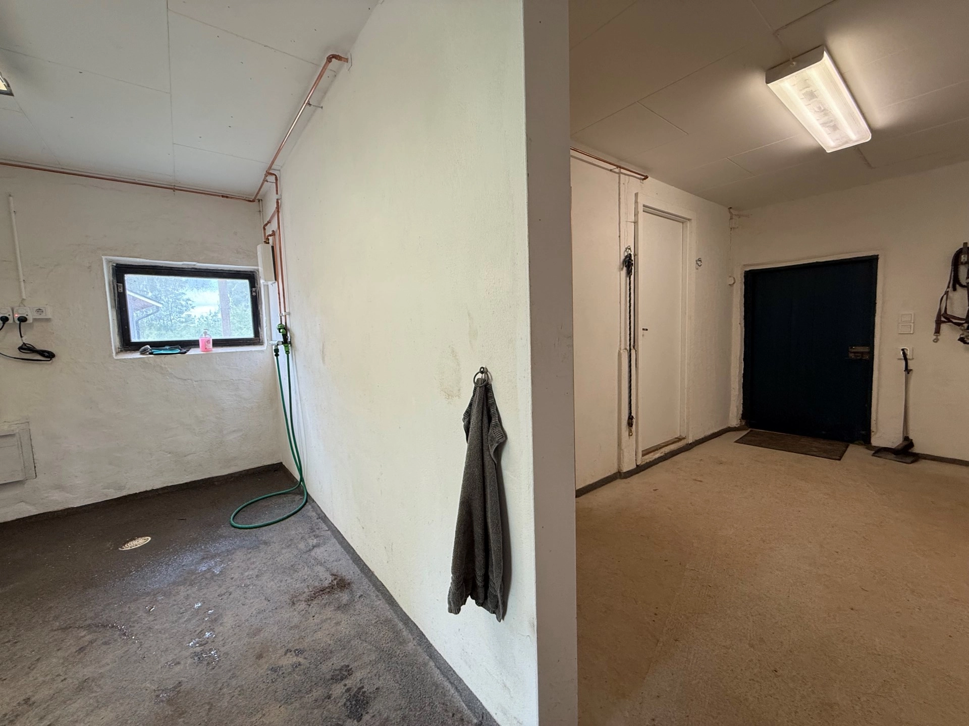 Smakfullt renoverad hästgård med separat lägenhet, idyllisk trädgård och välplanerad hästanläggning