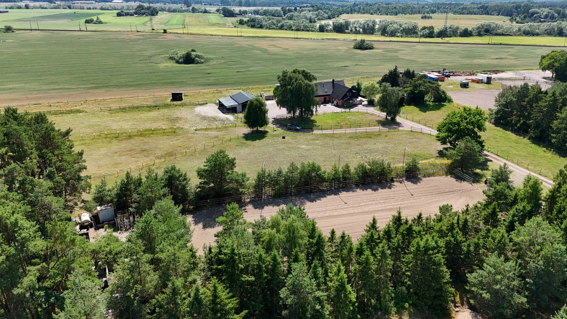 Välplanerad hästgård i populära Annelöv – ca 2 ha mark, belyst ridbana och genomgående moderniserad