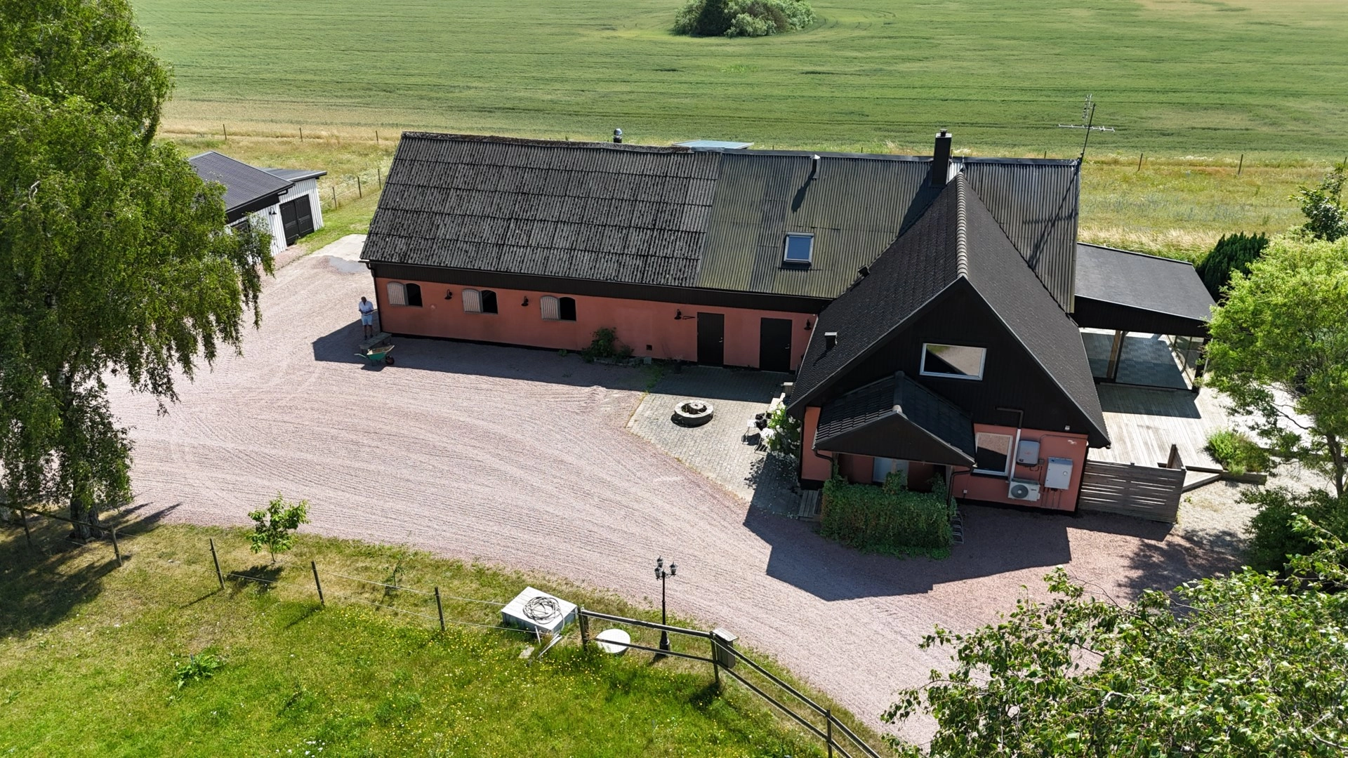 Välplanerad hästgård i populära Annelöv – ca 2 ha mark, belyst ridbana och genomgående moderniserad