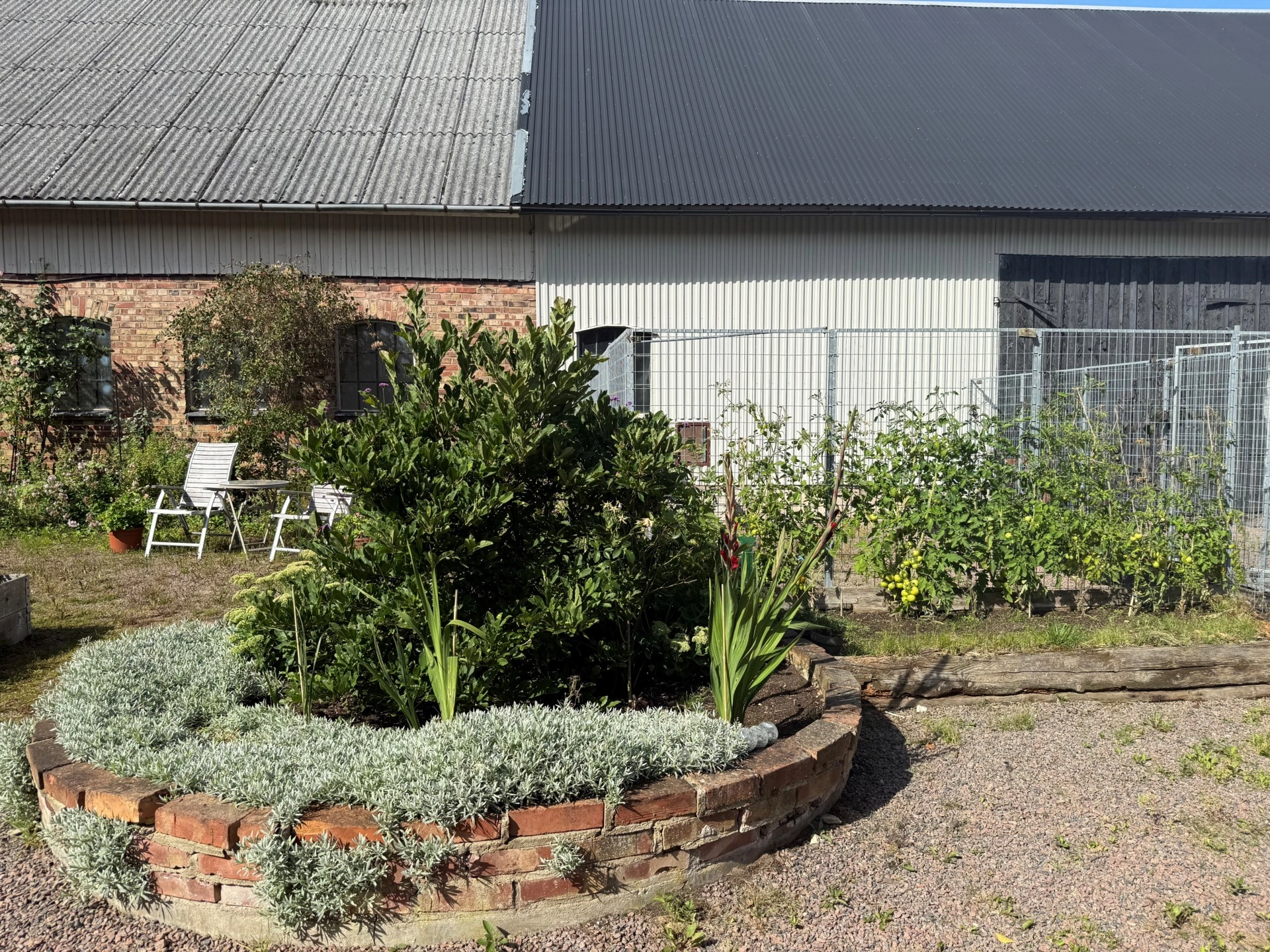 Möjligheternas hästgård – 2,3 ha + 1,5 ha arrende – lantligt läge med närhet till all service.