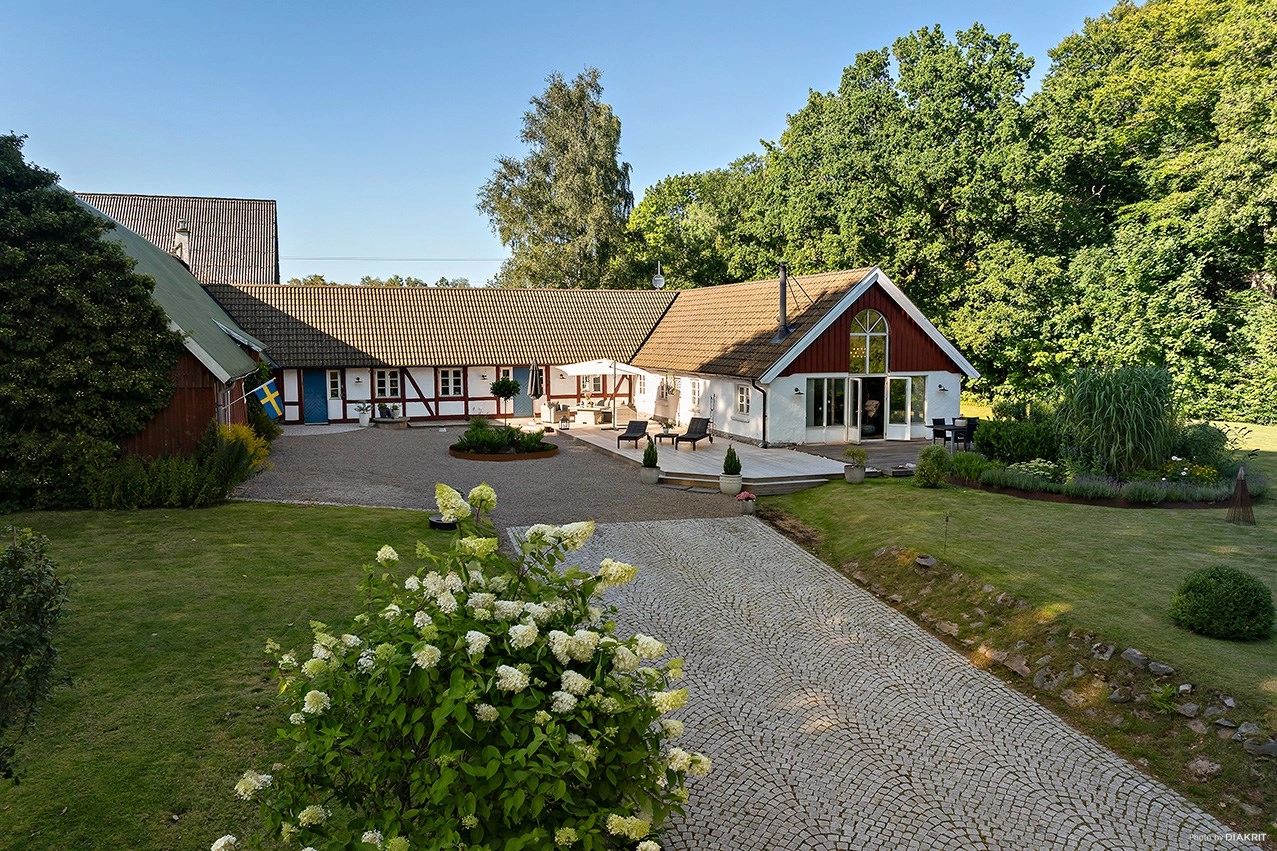 Unik livsstilsgård där harmoni, arkitektur och natur möts – med närhet till Bjärehalvön.