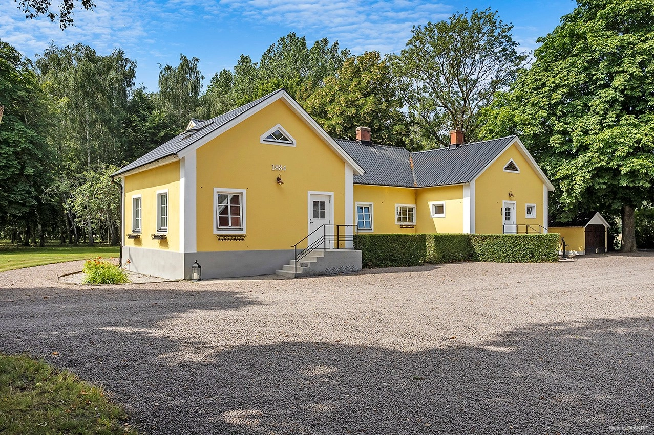 En gård att förälska sig i – lantlig idyll i Farhult, med plats för skapande och nya drömmar