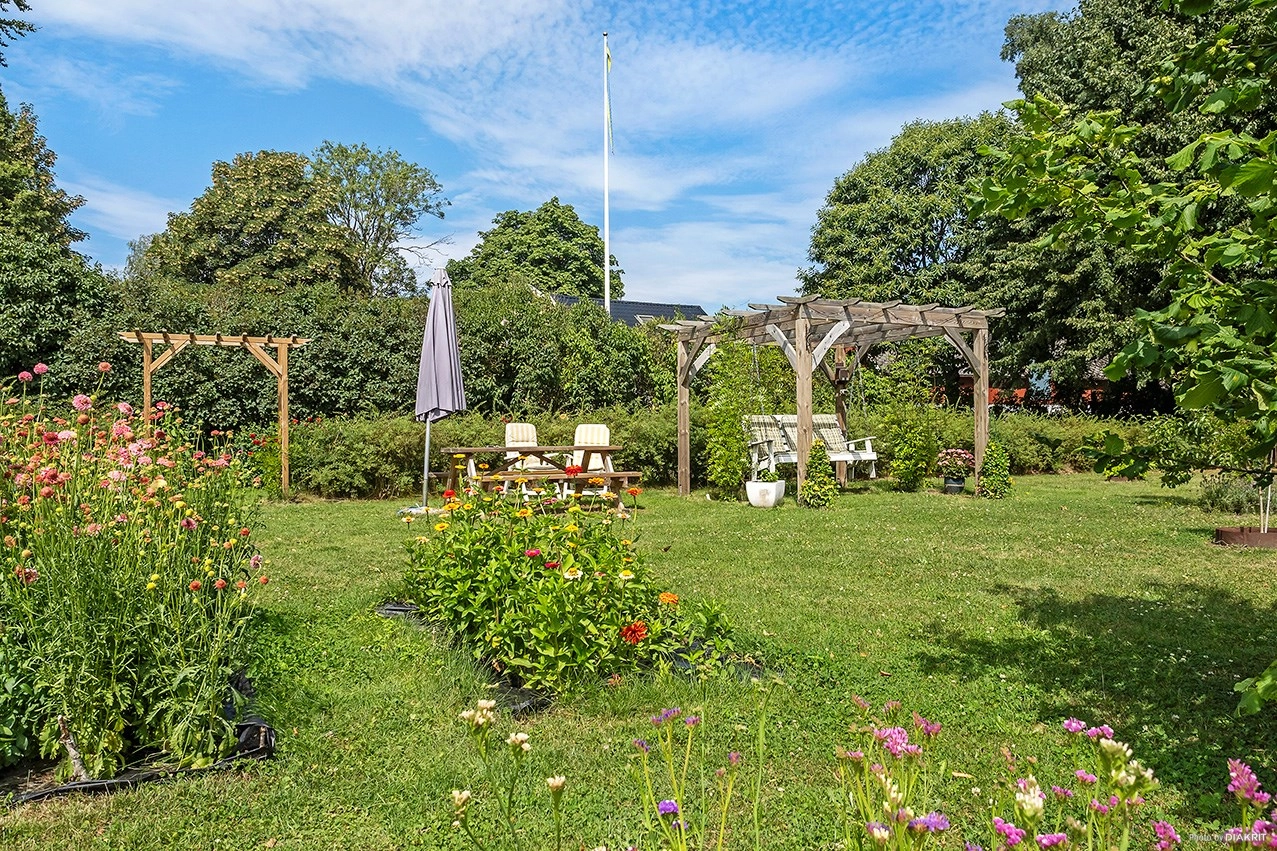 En gård att förälska sig i – lantlig idyll i Farhult, med plats för skapande och nya drömmar