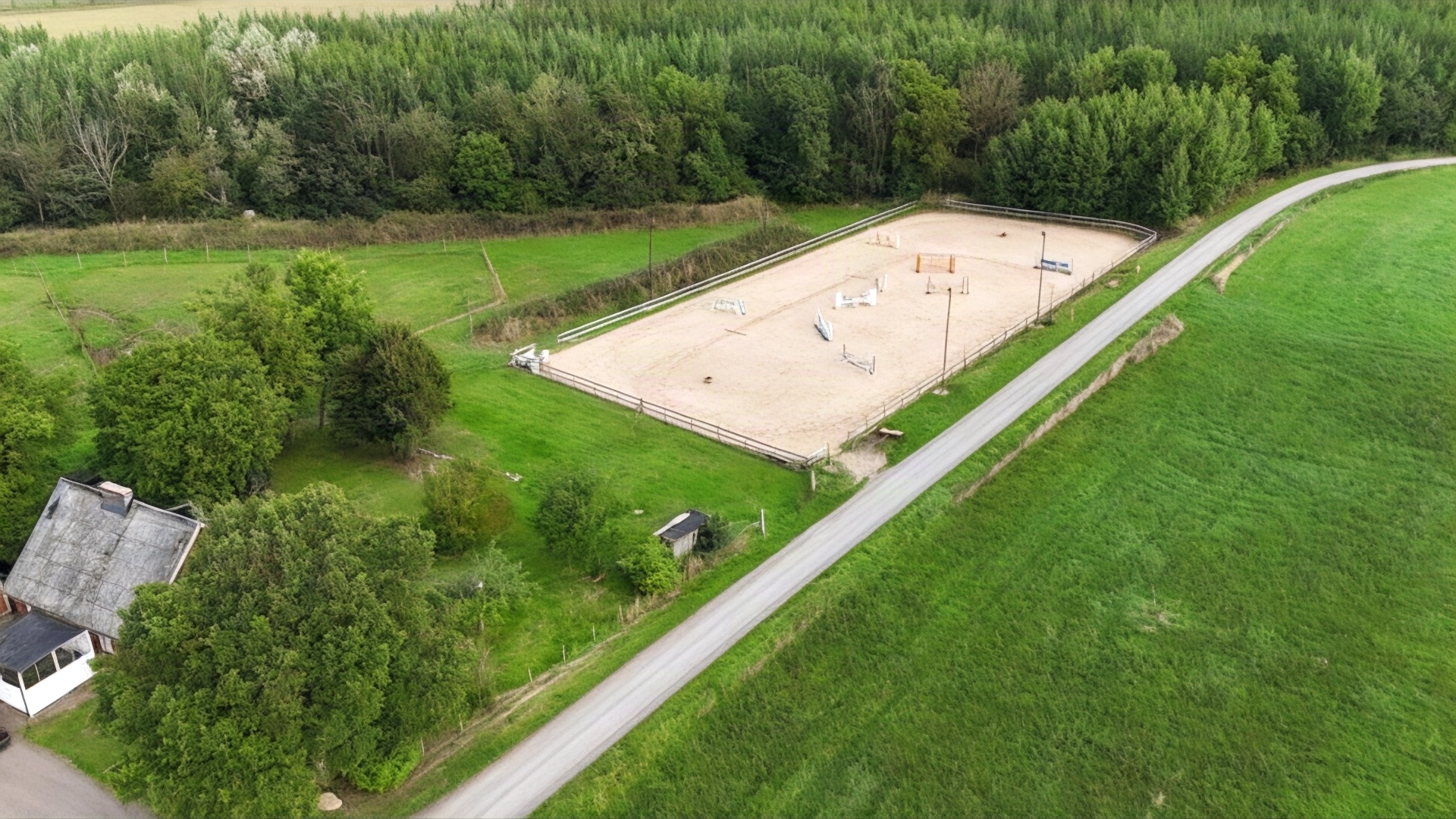 Välplanerad hästgård med ridbana, hagar och verkstad i toppklass