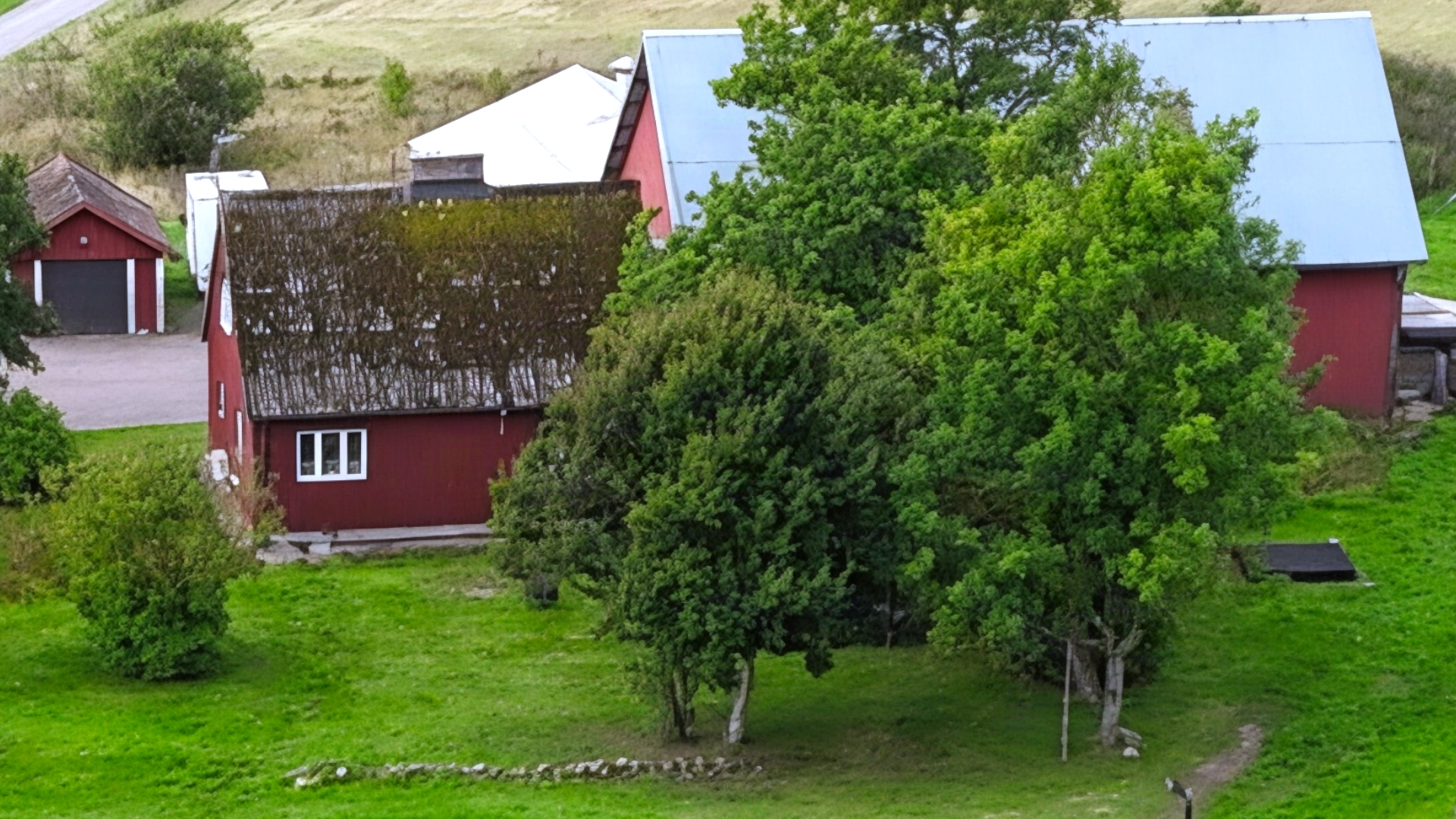 Välplanerad hästgård med ridbana, hagar och verkstad i toppklass