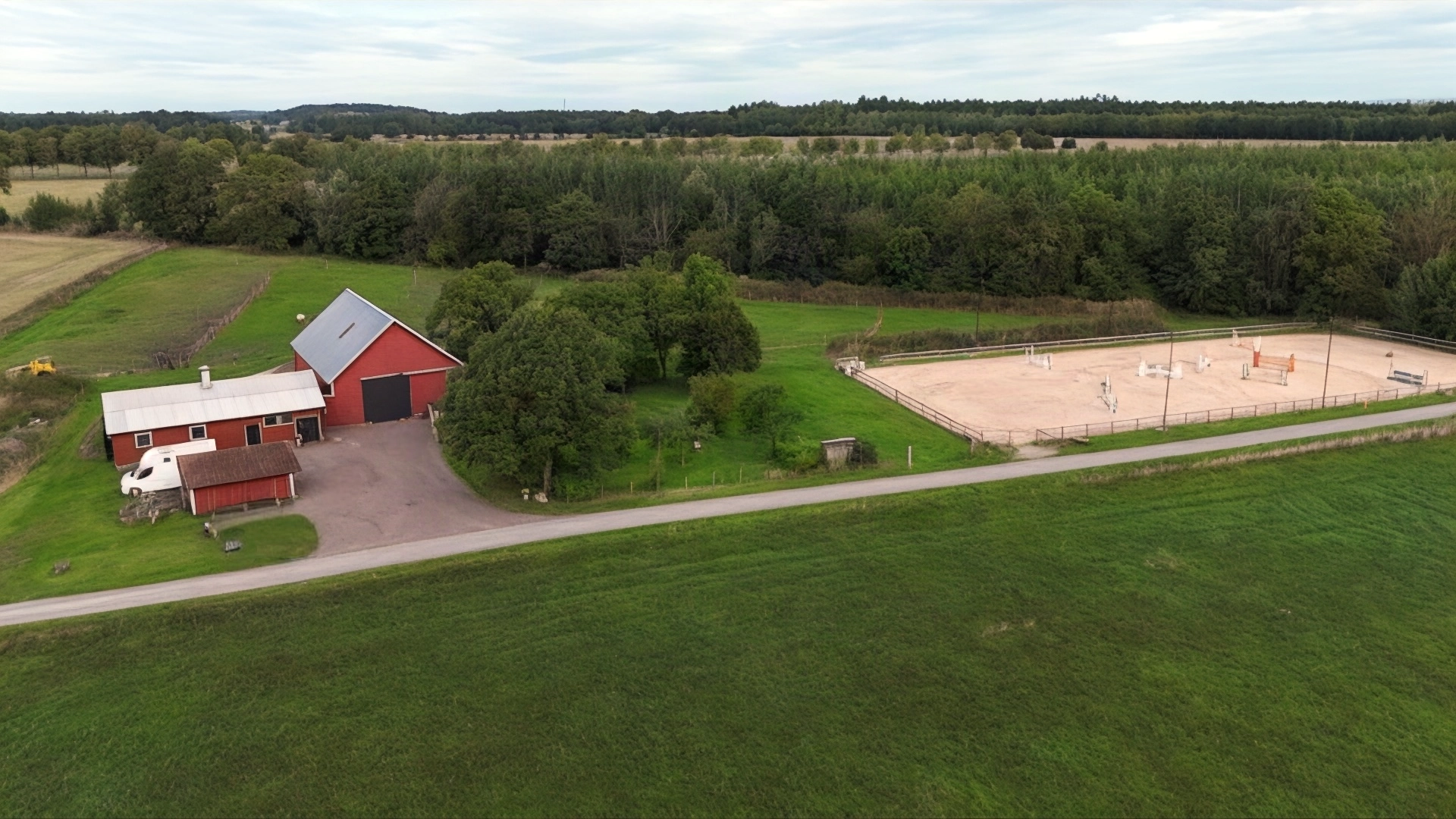 Välplanerad hästgård med ridbana, hagar och verkstad i toppklass