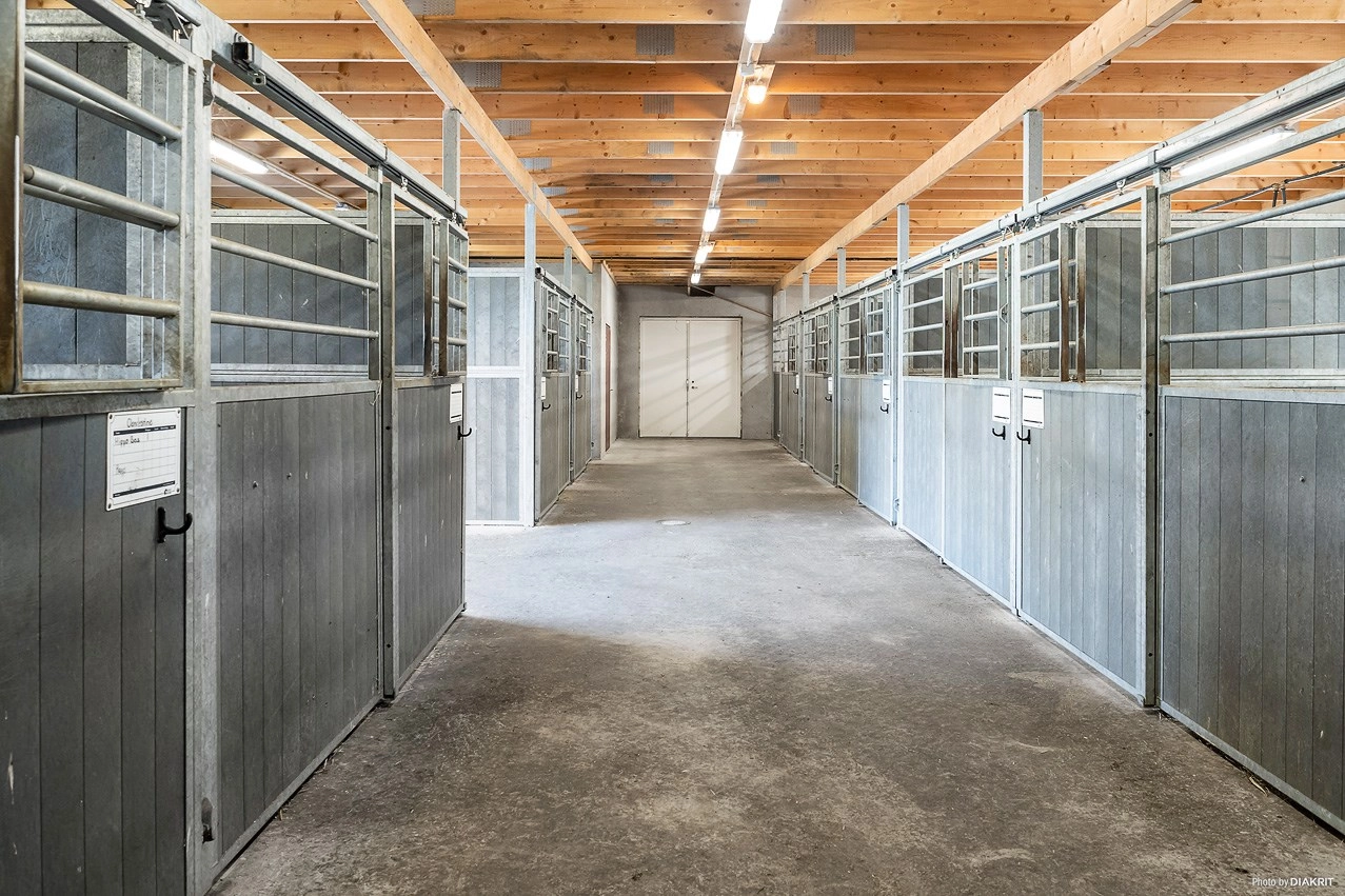 Hästgård med 10 boxar – karaktärsfullt boende, verkstad och härliga hagar