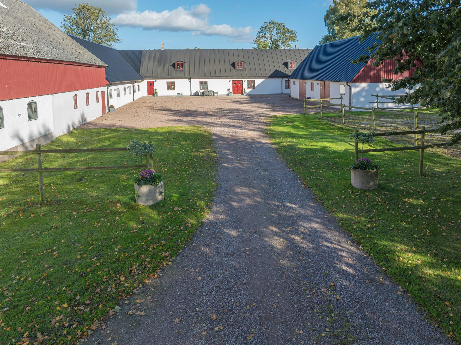 Hästgård med 10 boxar – karaktärsfullt boende, verkstad och härliga hagar