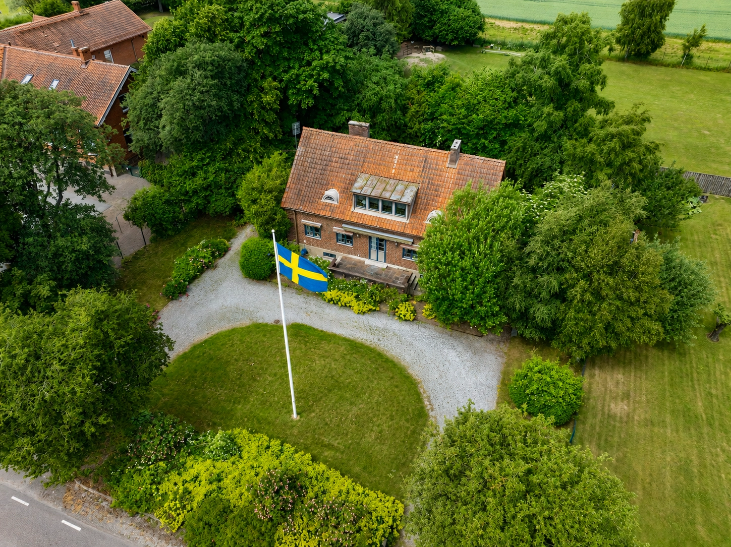 Välbevarad tegelvilla med vackra originaldetaljer och genuin känsla