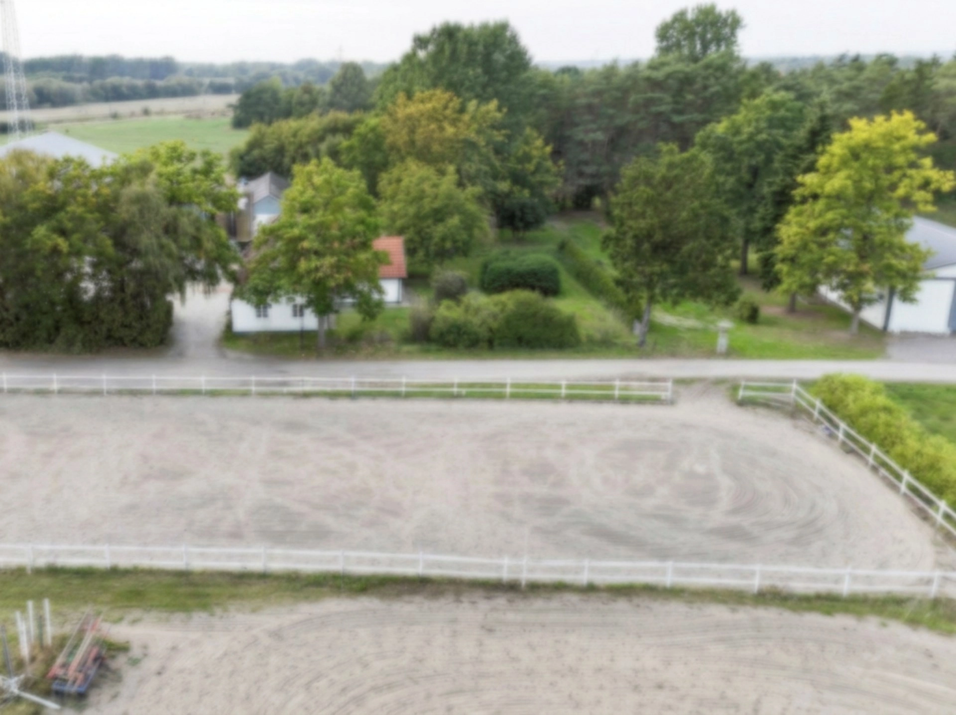 Inarbetad hästverksamhet med ridhus, boenden och generösa hagmarker